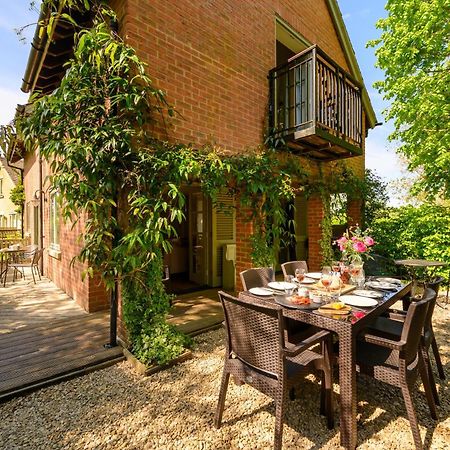 Cosy Cotswold Lodge By Your Home Here - Summer Sale For 3 Plus Nights - Ideal For Families With Log-Burner, Spa, Private Parking And Heated Swimming Pools Ashton Keynes Exterior foto