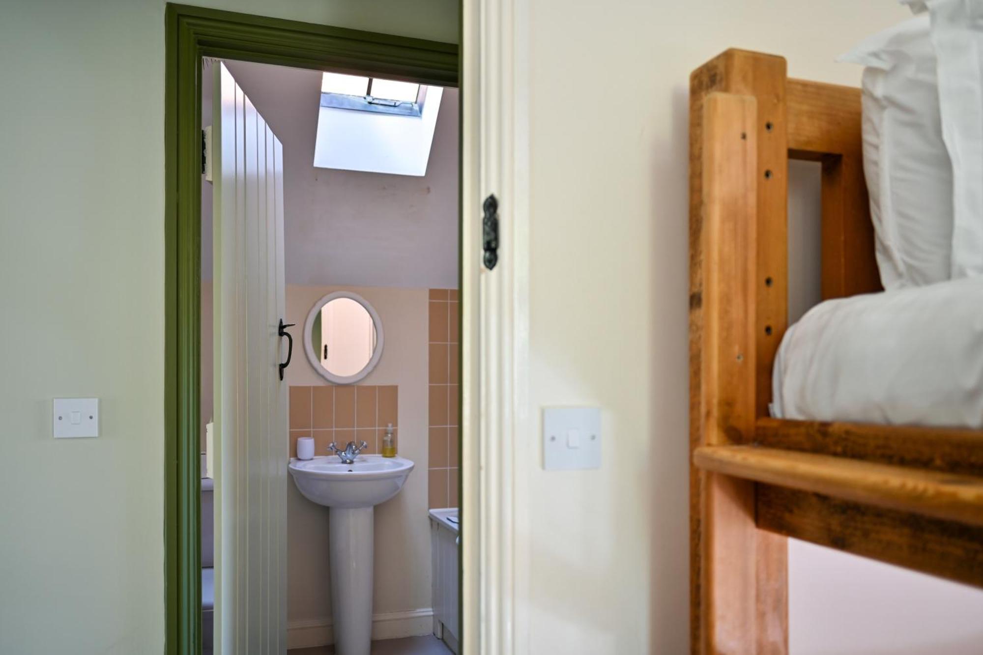 Cosy Cotswold Lodge By Your Home Here - Summer Sale For 3 Plus Nights - Ideal For Families With Log-Burner, Spa, Private Parking And Heated Swimming Pools Ashton Keynes Exterior foto